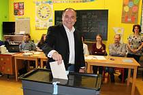 Náchodský starosta Jan Birke, který se do boje o poslanecké křeslo pustil jako čtyřka kandidátky sociální demokracie, odvolil ve čtyři hodiny spolu s manželkou v základní škole na Babí. 