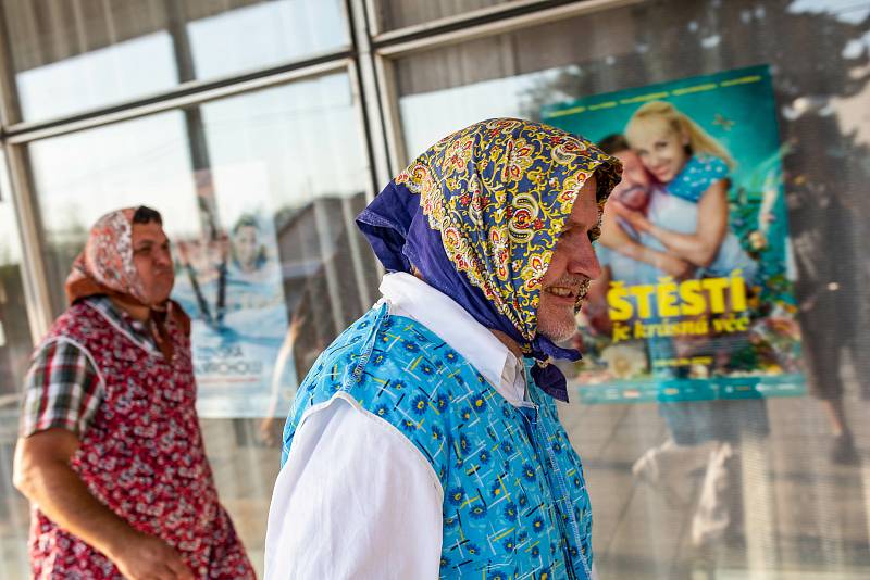 Druhý den festivalového veselí v Novém Městě nad Metují je za námi. Promítané filmy Ženská na vrcholu a Chlap na střídačku  doplnily besedy  s režiséry a herci, v  doprovodném programu diváci slyšeli hity Dalibora Jandy v podání Richarda Kmocha a kapely G