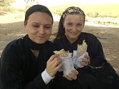 Markéra Klemmová (vpravo) s kamarádkou Petrou jedí felafel.   