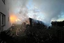 V Broumově hořela kůlna, rodinný dům požár naštěstí nezasáhl