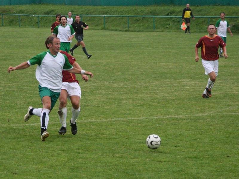 Dvěma góly se podílel na divoké remíze 4:4 v Častolovicích rychlonohý dravý útočník Babí Tomáš Fidler (ve světlém).