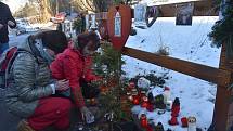 V sobotu 18. prosince uplynulo 10 let od úmrtní Václava Havla. K jeho chalupě na Hrádečku celou sobotu přicházeli lidé, aby zapálením svíčky a vzpomínkou uctili jeho památku.