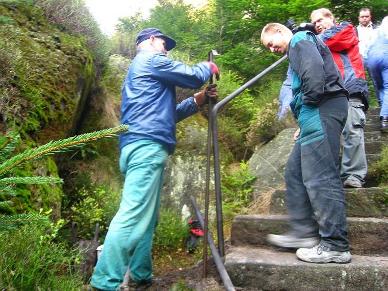 Opravují turtistické stezky v Kovářově rokli.