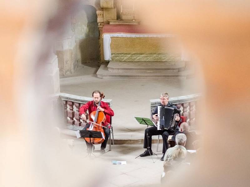 TŘETÍ KONCERT festivalu Za poklady Broumovska zavedl posluchače do kostela sv. Markéty v Šonově. 