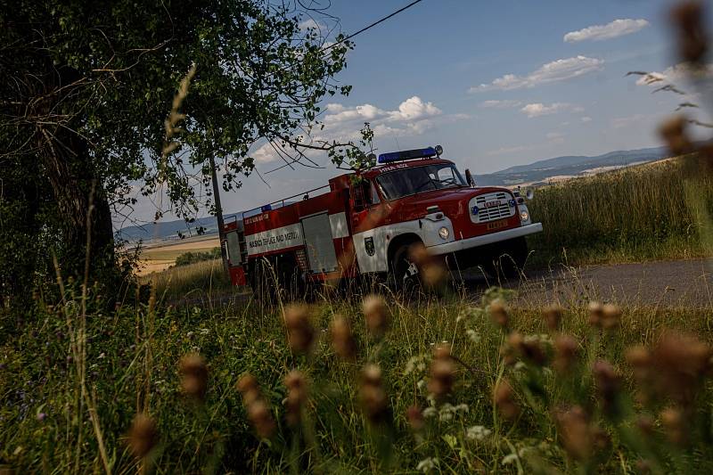 V pohraničí u Broumova hořel les, hasiči zasahovali i vrtulníkem