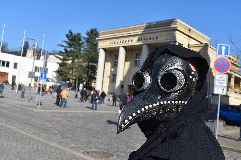 Na hronovském náměstí lidé protestovali proti vládním opatřením okolo koronavirové situace.  Hlavní slovo měl občanský aktivista David Tesař, který vybízel ke změně strachu a nepřátelství na prosperitu a radost. Výzvu k nasazení roušek takřka nikdo neresp