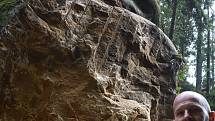 Na dvou místech u turistické Pánovy cesty v Polických stěnách se se souhlasem Správy CHKO Broumovska měnila podoba skal. Ty překážely bezeškodnému vyvezení vytěženého kůrovcového dřeva, tak musely ustoupit technice.