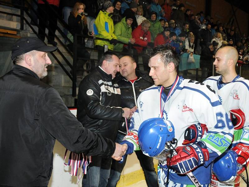 Oslavy třetího místa v letošním ročníku Krajské hokejové ligy mužů byly hodně podobné jako po loňském triumfu. Hronovští hráči se o svou radost i šampaňské podělili hned po posledním utkání sezóny se svými věrnými příznivci. 