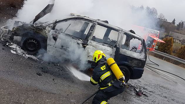 Autoservisu se nepodařilo vůz opravit ani uhasit