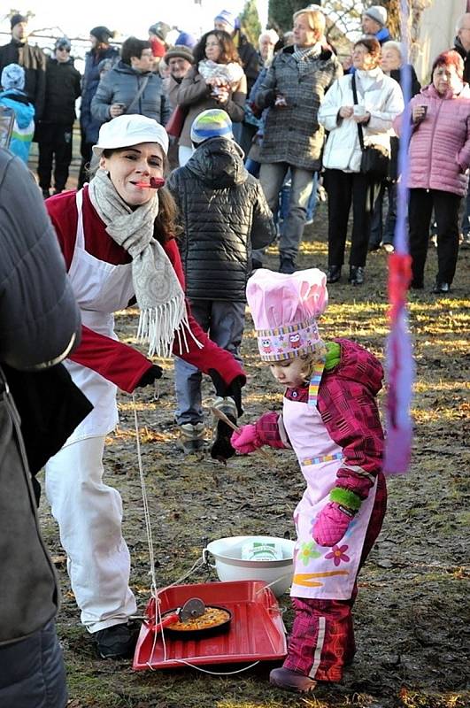 Na Silvestra odstartovala parta Čolek o desáté hodině ranní na kopci Čerťák už osmnáctý ročník recesistické akce nazvané Sjezd na čemkoli.