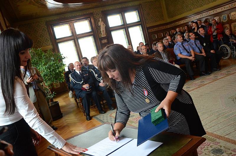 V obřadní síni radnice ocenili policisty, hasiče i záchranáře  