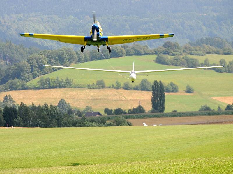 Devětatřicet pilotů z České republiky, Německa a Polska bojuje o putovní pohár během mezinárodních závodů Orlíkovské přeháňky. 