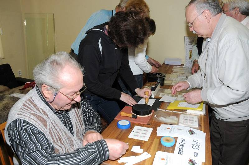 Slavnostním křtem se dostala do oběhu nová poštovní známka, na které je zobrazena po generace nejoblíbenější česká kovová hračka stavebnice Merkur.