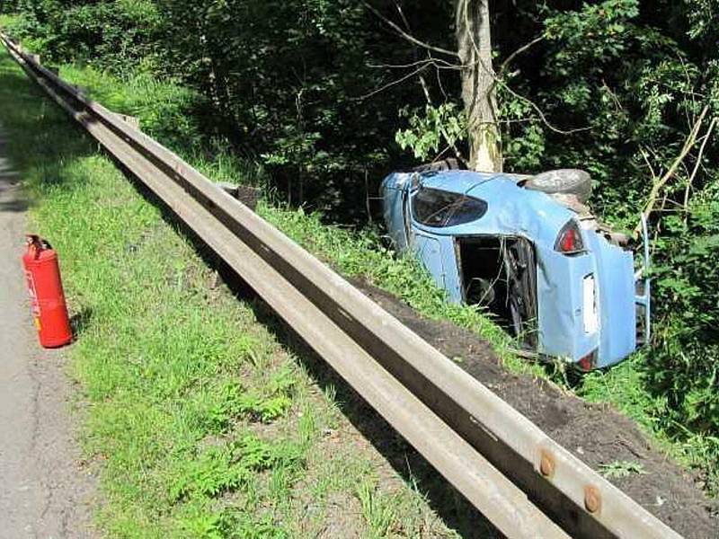 Auto skončilo mimo vozovku, dva lidé se při nehodě zranili.