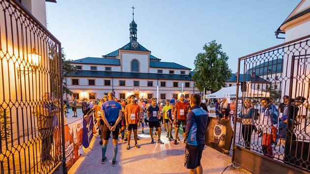 Závod Zkus noční Kuks si v barokním areálu a jeho okolí vyzkoušely bezmála dvě stovky běžců.