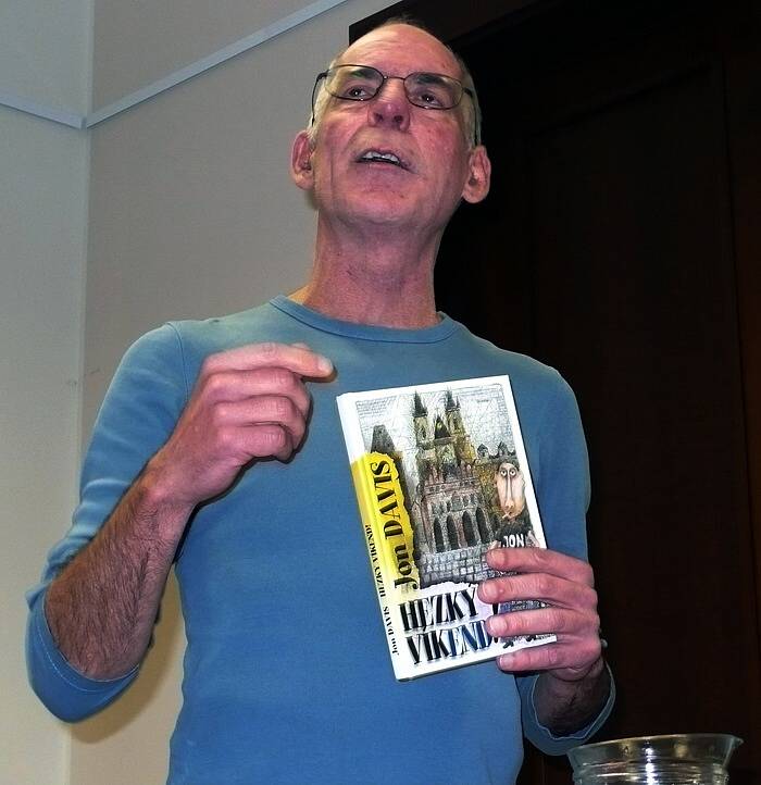 JON DAVIS Z CHICAGA, který žije už jednadvacet roků v Praze, četl své povídky v novoměstské knihovně. 
