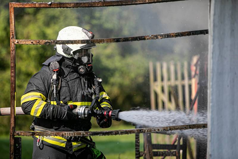 Technická závada na elektroinstalaci stála za vznikem požáru garáže v Krahulčí