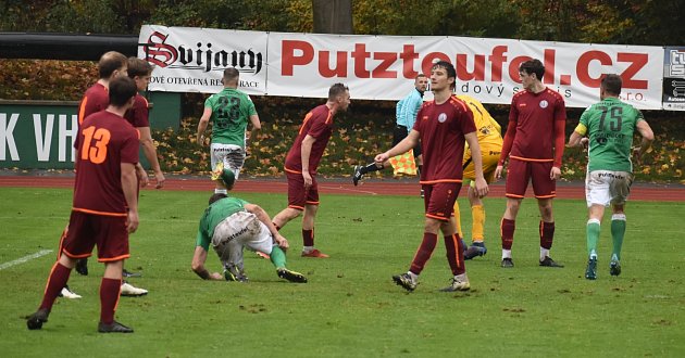 Severočech Jan Šohaj (číslo 22) se před malou chvílí uklonil a hlavou poslal míč za záda náchodského brankáře Františka Baláže.