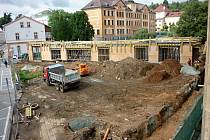 V prostoru mezi budovami ZŠ V. Hejny se letos začalo s rekonstrukcí. Jejím cílem je vybudování odpočinkové zóny oddělené nízkopodlažní budovou od parkoviště.
