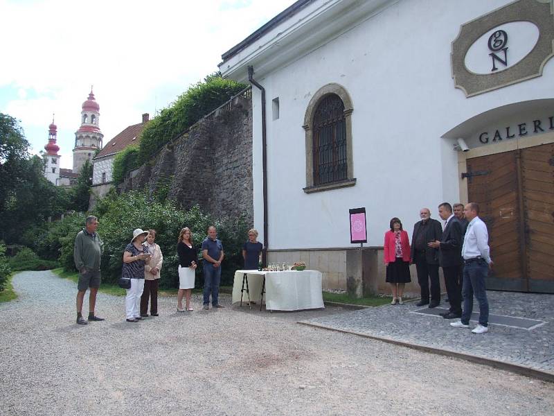 Před Galerií výtvarného umění Náchod byla odhlena socha s názvem Vítězslava, kterou městu daroval sochař Arnold Bartůněk.