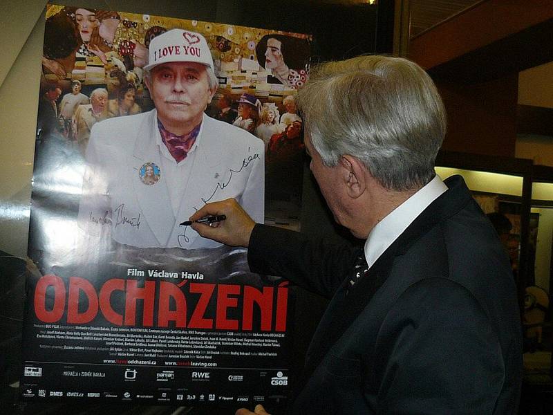 Představitel hlavní role Josef Abrhám v březnu 2011 přijel film  Odcházení představit do Náchoda.