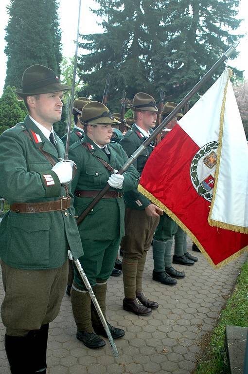 Na hřbitově v Polici nad Metují se uskutečnila pietní akce k uctění památky obětí 2. světové války a k 67. výročí vítězství nad fašismem.  