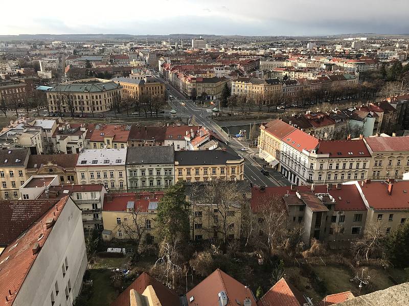 Renesanční Bílá věž je nejvyšší dominantou města (72 m), z jejíhož ochozu se otvírá návštěvníkům jedinečný pohled nejen na Hradec Králové, ale i na vzdálené vrcholky Krkonoš a Orlických hor.