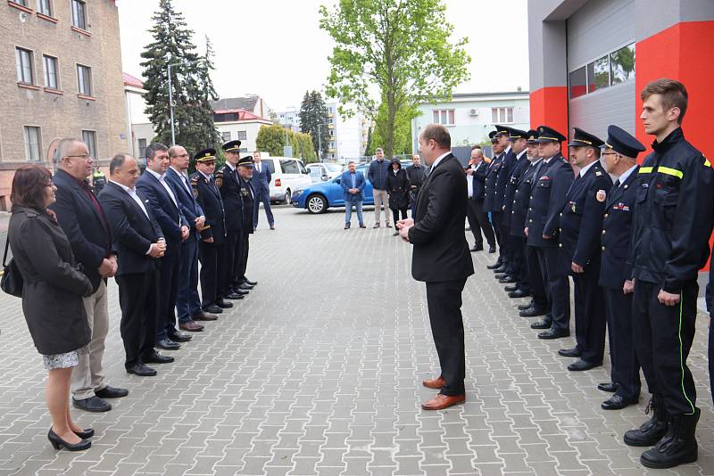 Náchodští dobrovolní hasiči mají novou zbrojnici.