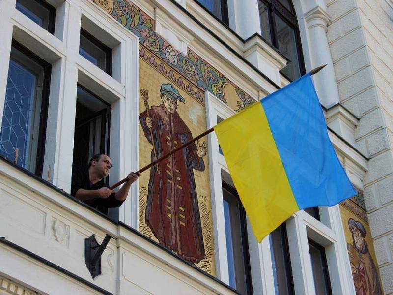 NA ZNAMENÍ solidarity s Ukrajinou rozhodla většina zastupitelů o vyvěšení vlajky.