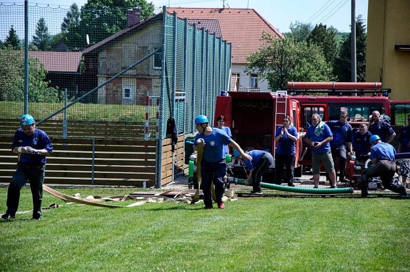 Na zeleném trávníků se odehrála tradiční hasičská soutěž v požárním sportu.