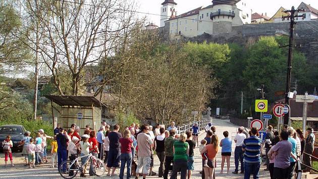 Více než 60 obyvatel ulic Rezecké a Na Hradčanech se  sešlo u Rezeckého mostu v Novém Městě nad Metují (na snímku), aby se zde domluvilo na způsobu protestu proti rozhodnutí odboru dopravy a silničního hospodářství novoměstské radnice.