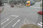 Kamera městského bezpečnostního systému natočila vážnou dopravní nehodu, která se stala v úterý na jedné z křižovatek na výpadovce z Jaroměře na Dvůr Králové.