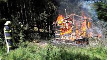 Hasiči zkropili lesní chatku v plamenech