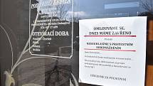 Na hronovském náměstí lidé protestovali proti vládním opatřením okolo koronavirové situace.  Hlavní slovo měl občanský aktivista David Tesař, který vybízel ke změně strachu a nepřátelství na prosperitu a radost. Výzvu k nasazení roušek takřka nikdo neresp