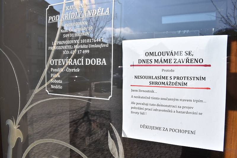 Na hronovském náměstí lidé protestovali proti vládním opatřením okolo koronavirové situace.  Hlavní slovo měl občanský aktivista David Tesař, který vybízel ke změně strachu a nepřátelství na prosperitu a radost. Výzvu k nasazení roušek takřka nikdo neresp