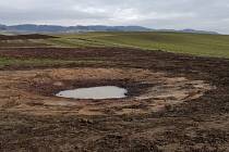 Někteří farmáři již vnímají problém s vodou a degradující půdou, proto sami začínají tvořit vodozádržné prvky v krajině – tůně nad Broumovem.