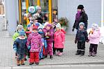 Děti z Mateřské školy ve Velkém Poříčí a jejich kamarádi z občanského sdružení Knoflíček se loučily se zimou.
