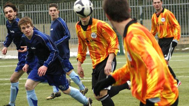 SEMIFINÁLE bylo pro fotbalisty Broumova (v modrém) v Poháru hejtmana konečnou.