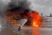 Požár haly s chemikáliemi v Novém Městě způsobil škodu za 10 milionů