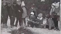 Zimní branná hra Robinsonova stopa. Školní družiny při ZDŠ v Broumově (1971).
