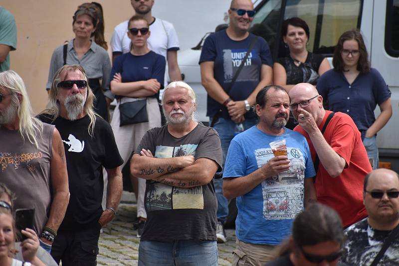 Už potřetí ožilo broumovské Kostelní náměstí mimořádným hudebním setkáním. Několik bubeníků, kytaristů, baskytaristů a smečka zpěváků nabídlo publiku přibližně tucet skladeb domácích i zahraničních interpretů.