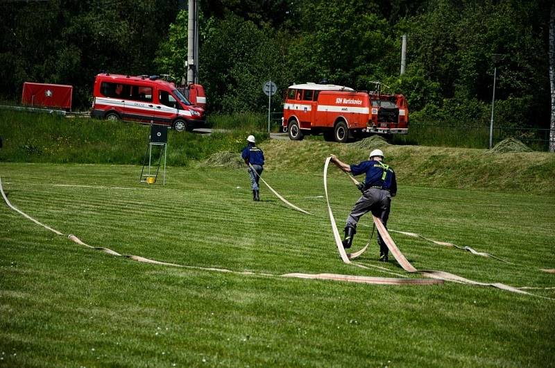 Na zeleném trávníků se odehrála tradiční hasičská soutěž v požárním sportu.