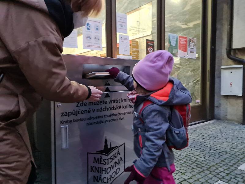 Bibliobox je velká kovová a bytelná schránka na knížky s vnitřním vozíkem, která umožní vrátit vypůjčené knihy, časopisy a ostatní dokumenty, i když je knihovna momentálně zavřená. To znamená 24 hodin 7 dní v týdnu.