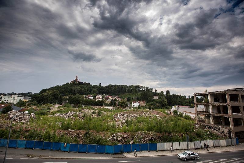 V centru města Náchod začala firma s odklízení suti z rozbořené textilky Tepna. Firma areál vyklidí do 17. září. Město vyčlenilo na rekultivaci místa 5,85 milionu korun bez DPH.