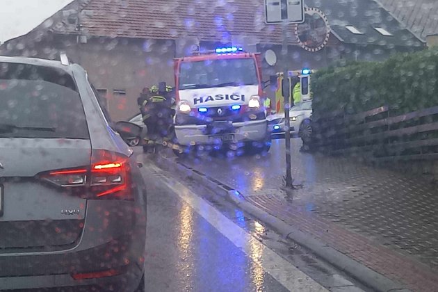 Nehoda osobního automobilu a motocyklu v Novém Městě nad Metují.