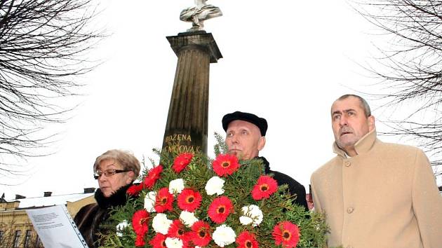 U pomníku spisovatelky Boženy Němcové v České Skalici uctili její památku, a to při 193. výročí jejího narození.