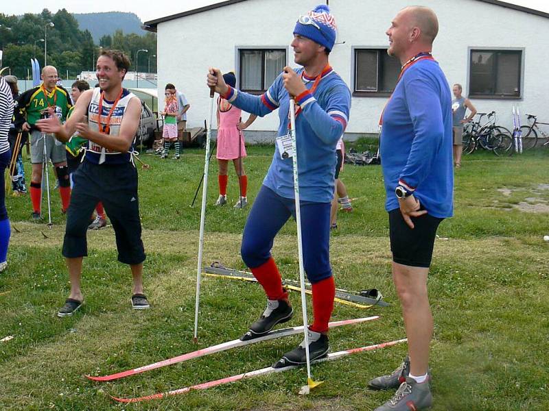 Letní biatlon štafet v Polici nad Metují přinesl spoustu komických situací a veselých okamžiků.