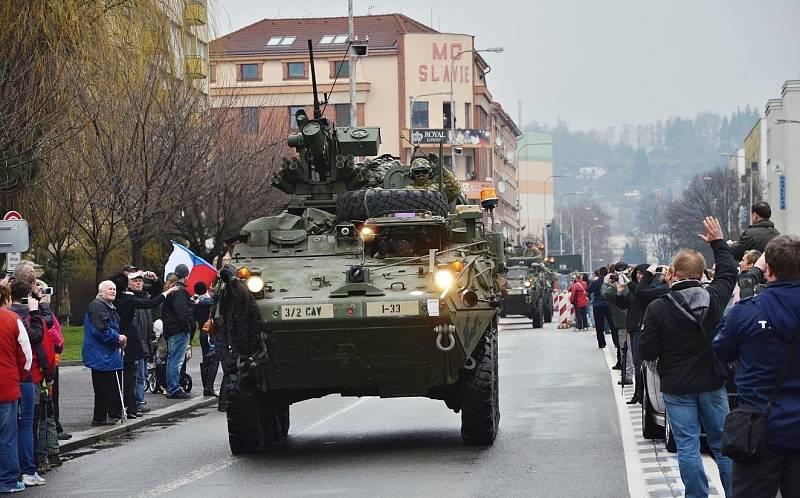 Průjezd konvoje americké armády Náchodem.