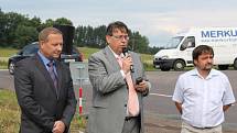 Poklepali základní kámen stavby nové silnice přes hřeben Broumovských stěn v lokalitě zvané Pasa mezi Broumovem a Policí nad Metují.