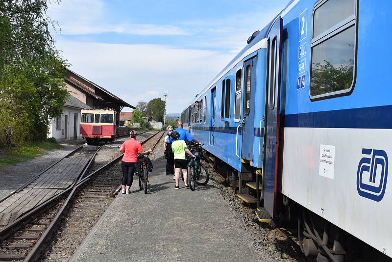Cestující začali jezdit za turistikou ve velkém a především přišel nápor cyklistů využívajících veřejnou dopravu. A protože mimo pracovní dny je veřejná doprava do atraktivních míst v kraji stále ještě zredukována na polovinu, byly vlaky plné cestujících.